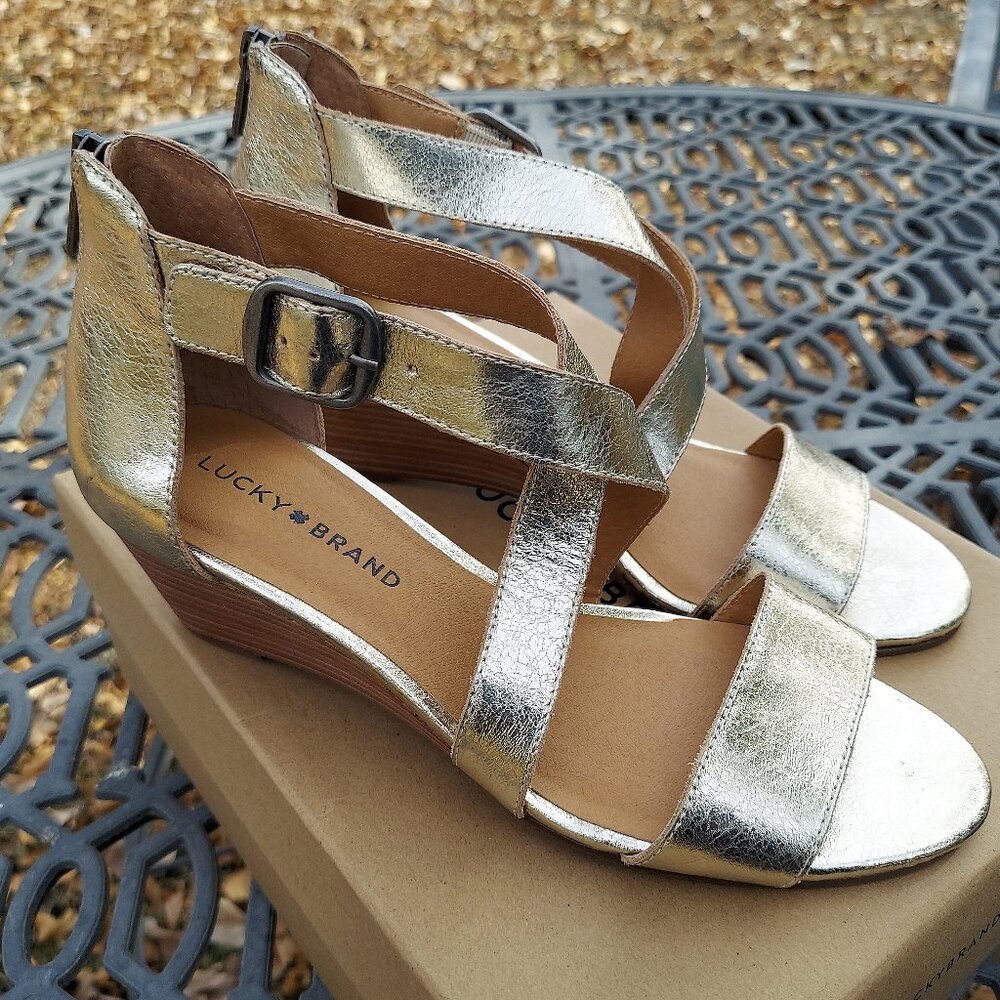 BRAND NEW! Lucky Brand gold strap sandals